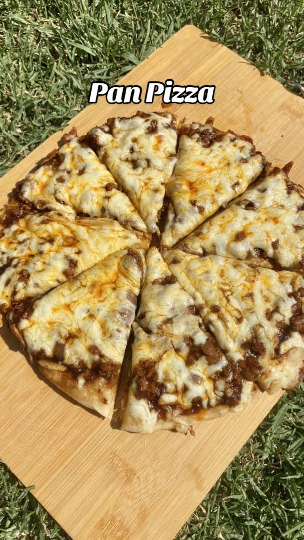 Homemade Pan Pizza!😍✨ #panpizza #heresaquickandeasyrecipeforyoutotry #panpizzaathome #homemadepizza #steakhousebeef #pizzarecipe #FoodTok #EasyRecipes #DinnerIdeas #southafricatiktok🇿🇦 #gracethecookist 