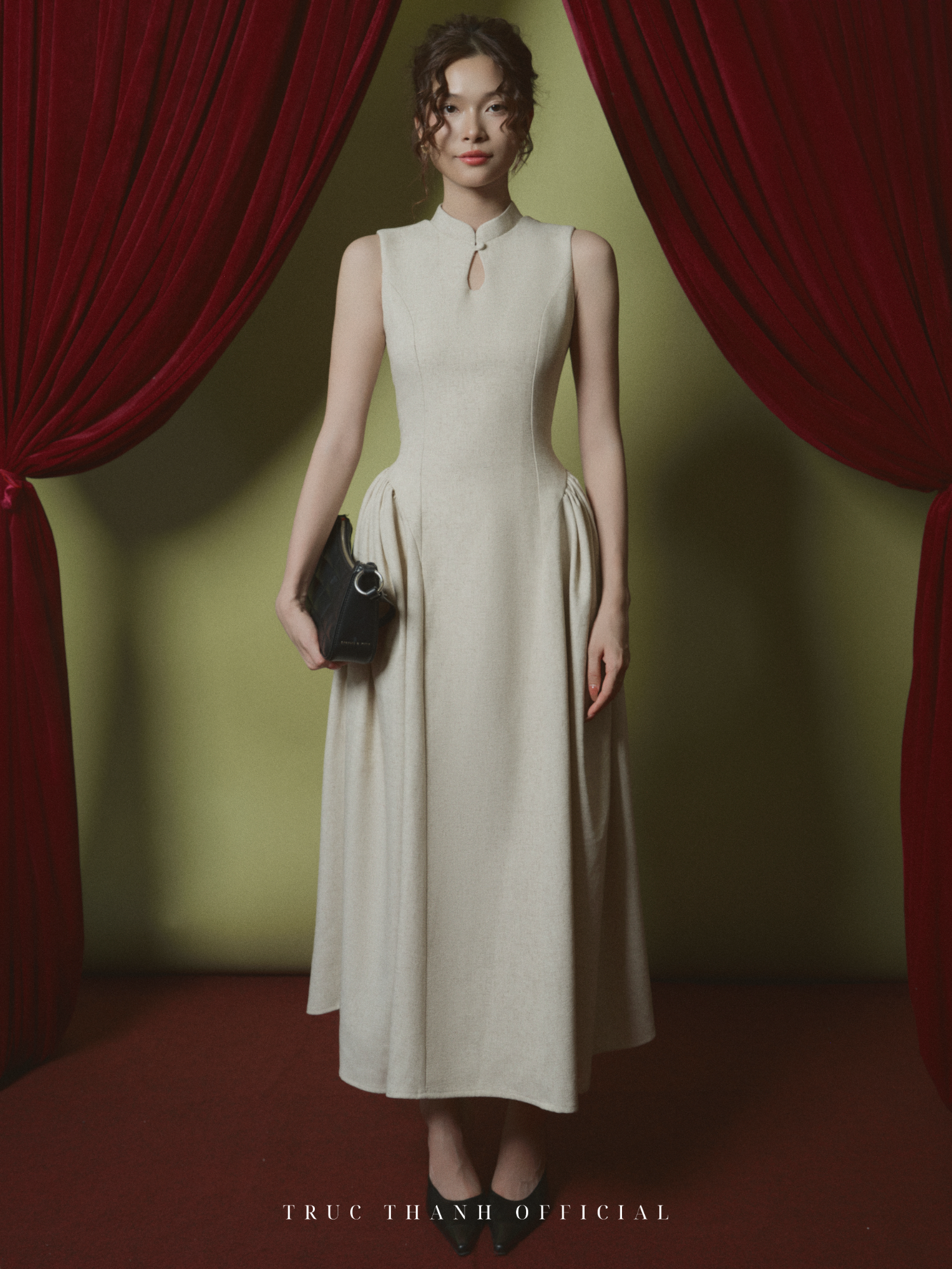 𝑳𝒖𝒏𝒂𝒔 𝑫𝒓𝒆𝒔𝒔 | 𝑺𝒄𝒂𝒓𝒗𝒐 𝑪𝒐𝒍𝒍𝒆𝒄𝒕𝒊𝒐𝒏 Lunas Dress là thiết kế form dài của Lisa dress nổi bật với thiết kế độc đáo, có thể mặc được cả hai mặt chính. Một mặt là kiểu dáng cổ yếm cổ điển, mang lại vẻ đẹp thanh lịch, trong khi mặt còn lại là thiết kế hai dây nhẹ nhàng, tạo cảm giác thoải mái và quyến rũ. Điểm nhấn đặc biệt của chiếc váy là phần rút nhún hai bên, giúp tôn lên vòng ba một cách tinh tế, mang đến vẻ đẹp hoàn hảo và sự tự tin cho người mặc. _______________________ The Lunas stands out with its unique two-in-one design. One side features a classic halter neckline, offering an elegant and timeless look, while the other side showcases a delicate spaghetti strap style for a more relaxed and alluring appeal. The standout detail is the gathered drawstring on both sides, which subtly accentuates the curves and enhances the figure, making this dress both flattering and versatile. _______________________ Size: XS | S | M | L 𝙏𝙝𝙖𝙣𝙠 𝙔𝙤𝙪 & 𝙇𝙤𝙫𝙚 𝙔𝙤𝙪 #tructhanhofficial #trend #outfit