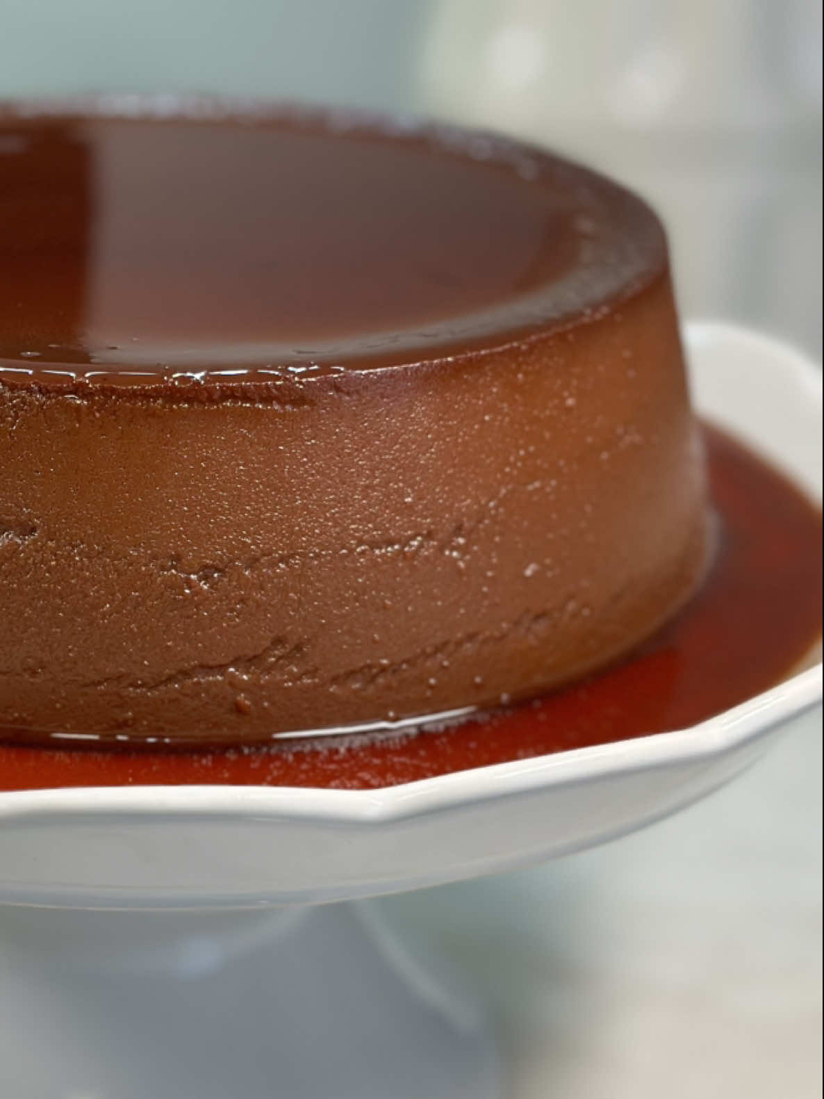Flan de Chocolate (Extra cremoso y delicioso 🤤) Porque 🍫 + 🍮 = NOOOMBREE! Para que te lo prepares igualito se necesita: 1 lata de leche condensada (375g) 1/2 taza de cocoa en polvo 1 lata de leche evaporada (360g) 4 huevos a temperatura ambiente  80g queso crema  1/2 taza de azúcar  Molde de 16 o 20 cm de diámetro  Papel Alumino REYNOLDS  Olla para baño María  1. Combinar leche condensada con cocoa en polvo (TIP: tamiza la cocoa para que sea más sencillo disolver en la leche condensada) 2. ⁠Licuar leche evaporada, leche condensada con cocia, queso crema, huevos. 3. ⁠Agregar azúcar al molde y calentar a fuego muy bajito para que se disuelva (TIP: es importante estar al pendiente que el azúcar no se vaya a quemar porque amargaría el sabor final del postre) 4. ⁠Agregar al molde la mezcla que licuamos previamente y cubrir con papel aluminio REYNOLDS (súper resistente y conserva muy bien el calor). Cocinar a baño María por 1 hora 20 minutos. (TIP: hacer la prueba del cuchillo 🔪 y si sale limpio quiere decir que ya está listo 🥰👏🏼) Dejar enfriar a temperatura ambiente y con ayuda de una espátula despega el flan por el contorno antes de desmoldar. Refrigerar ¡y listoooo! 🍮 PURA COMEDERA PURA GOZADERA  @reynolds_consumer  #ReynoldsMexico #ReynoldsMasterbrand 