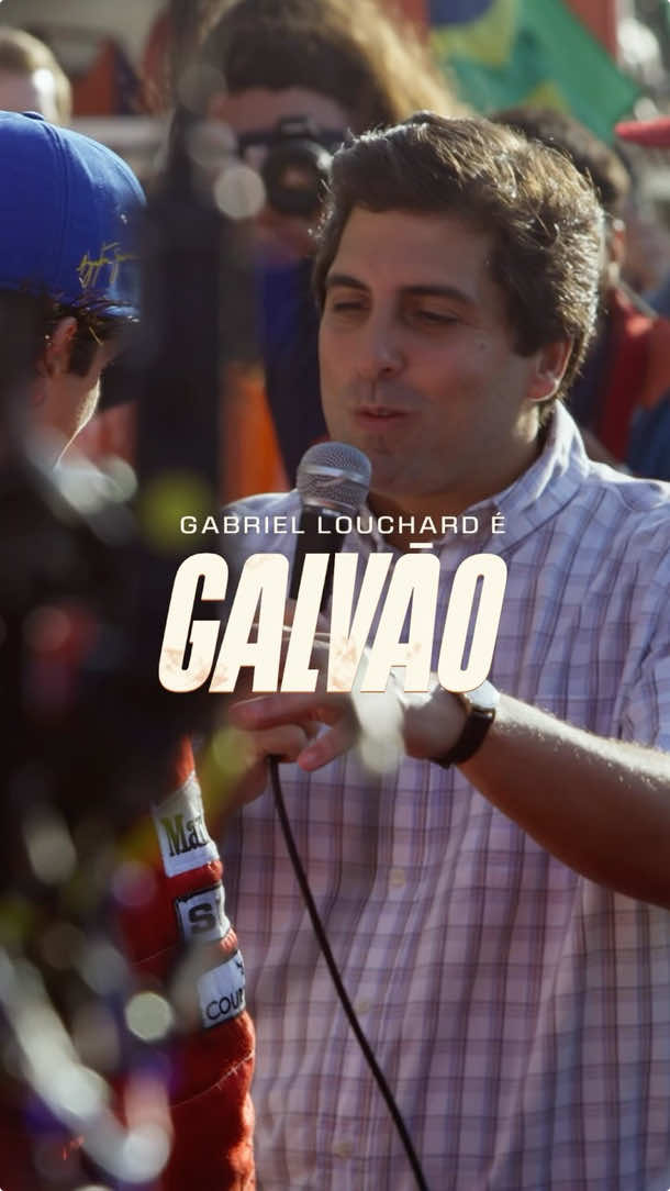 Minha gente, dividindo com vocês aqui um pouquinho desse processo de transformação em Galvão! E quem já viu “Senna”? Corre lá na @Netflix Brasil ❤️ #senna #ayrtonsenna #netflixbrasil #gabriellouchard #galvaobueno 