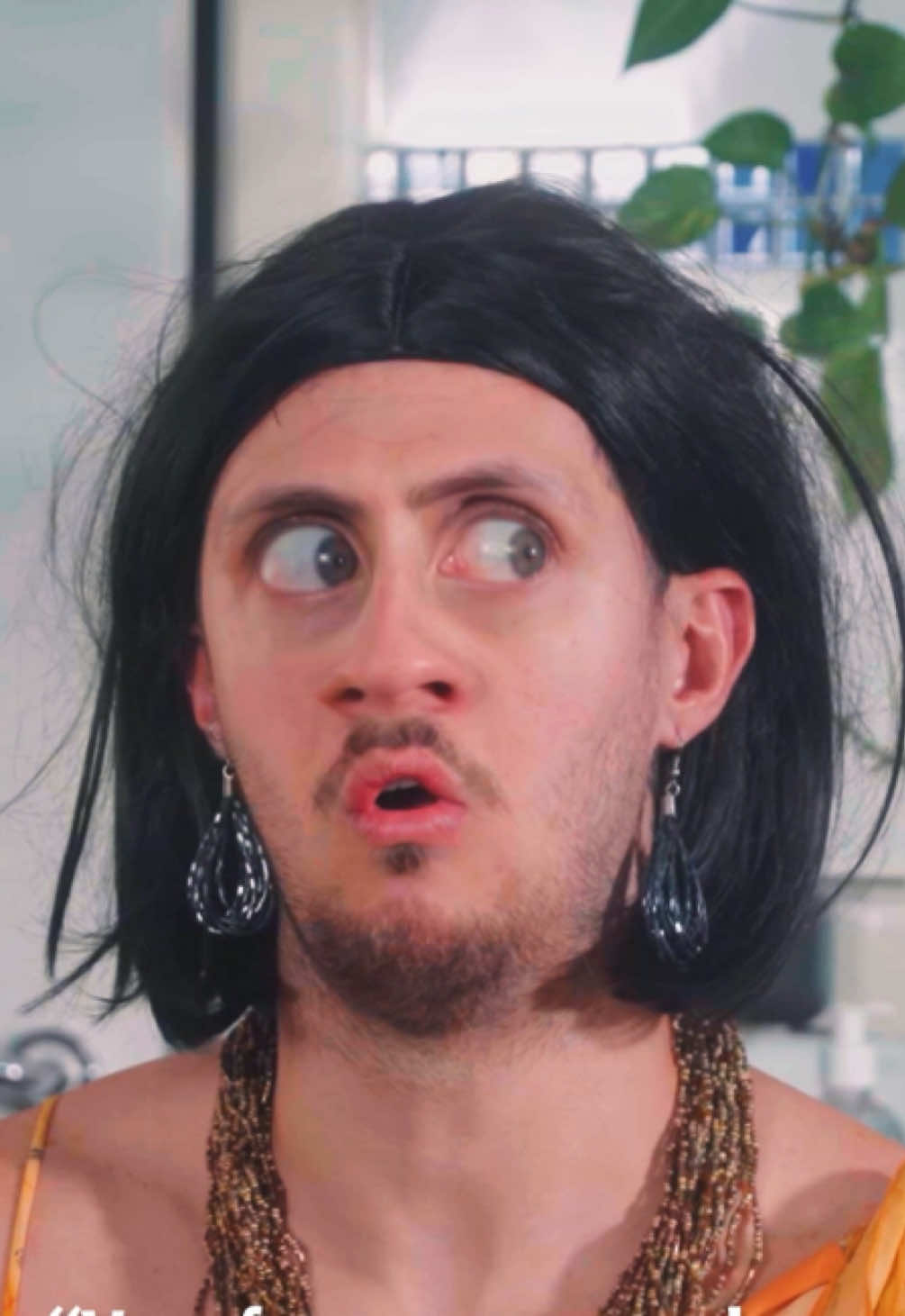 Visita: Eu vou lavar a louça! Minha mãe: Meu filho lava, fica tranquila 😂😂😂😂😂 @Tuca 