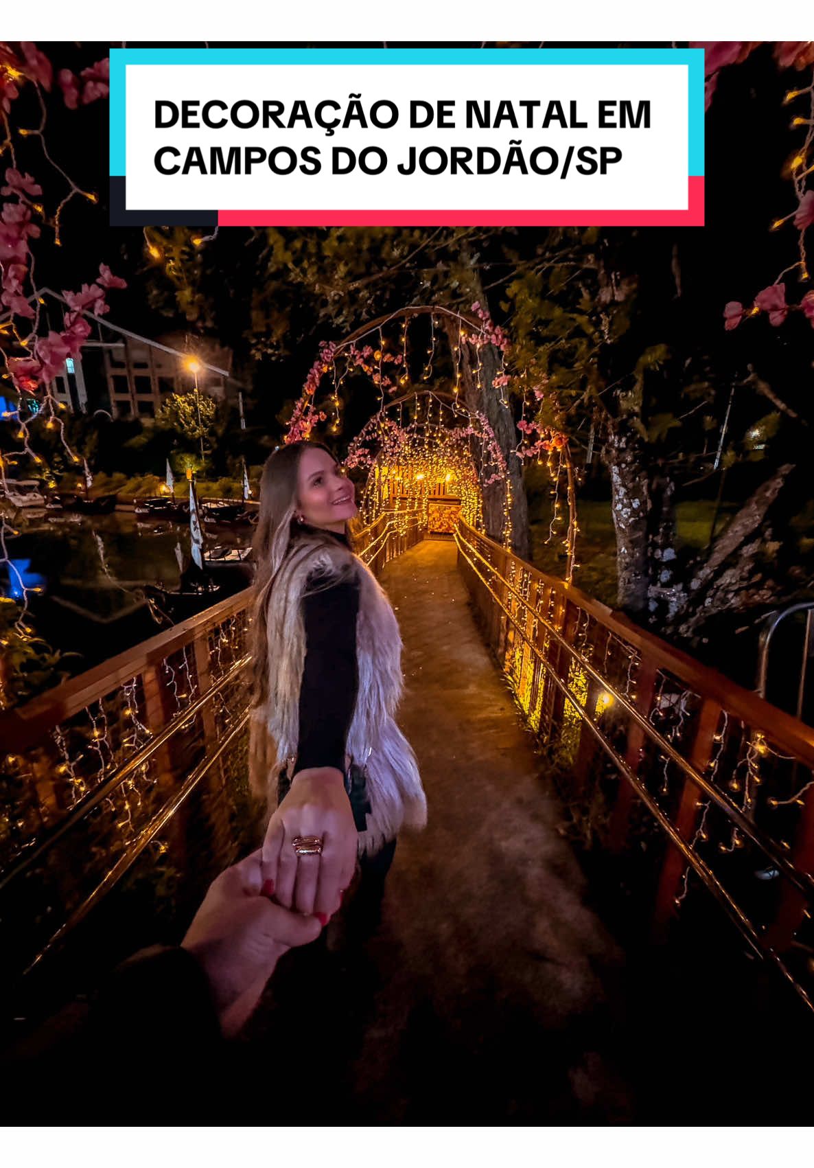 Quem aí vai pro Natal de Campos do Jordão em 2024?! 🎄🎅🏻 Campos já está em clima de Natal e a cidade está decorada e muito linda! 🥰 O Parque Capivari oferecerá encontros com personagens, shows gratuitos, neve artificial e espetáculos de luz e música que irão acontecer até o dia 30/12/24 (consulte os dias, pois os eventos serão principalmente aos finais de semana) Deixamos TODA a nossa viagem pra Campos SALVA em nosso “destaque” e com váááárias dicas pra vocês economizarem muito! 🤑🤭  #camposdojordao #dicasdeviagem #natalemcampos #natal2023 