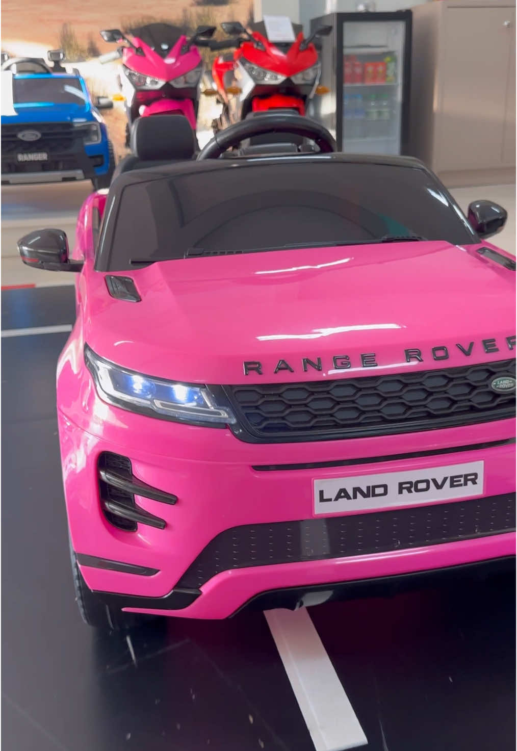 Carro eletrico infantil mode Range Rover - Evoque Linha clássica Banco e pneus  em plástico bem resistente, possui rádio MP3, suporta até 35 Kg #carrinhorosa #concessionariainfantil #carrinhoeletrico #presentes #evoque #dicasparameninas #