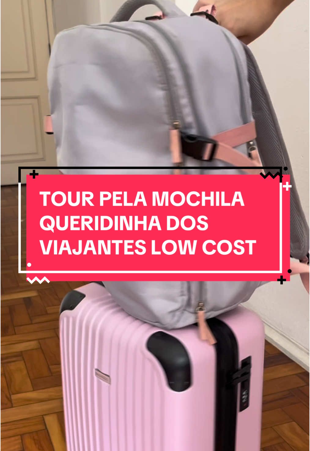 Tour pela minha mochila (queridinha dos viajantes lowcost): Tamanho: GRANDE Dimensões externas: (C x L x A) 42 cm x 32 cm x 20 cm; Peso: 1 kg. Coube perfeitamente embaixo do assento do avião!  Tem Porta USB: a porta de carregamento integrada possibilita carregar seu celular a qualquer hora, em qualquer lugar.  Multifuncional antifurto: a mochila conta com um bolso com zíper prático e antifurto na parte de trás para guardar objetos de valor, como celulares e iPads.  Compartimento para sapatos separado e bolso para objetos úmidos: 2 bolsos principais, 2 compartimentos para notebook (adequado para um tablet de 13” e notebook de 14”) e muitos outros bolsos para diferentes finalidades. O bolso para objetos úmidos, feito de material resistente à água de alta densidade, vai ajudá-lo a separar itens úmidos, como roupas ou toalha molhadas, dos objetos secos. O compartimento separado para sapatos vai ajudá-lo a transportar melhor seus sapatos em sua bolsa de viagem. Tem duas alças acolchoadas e reforçadas que facilitam o transporte e aliviam a pressão nos ombros. 