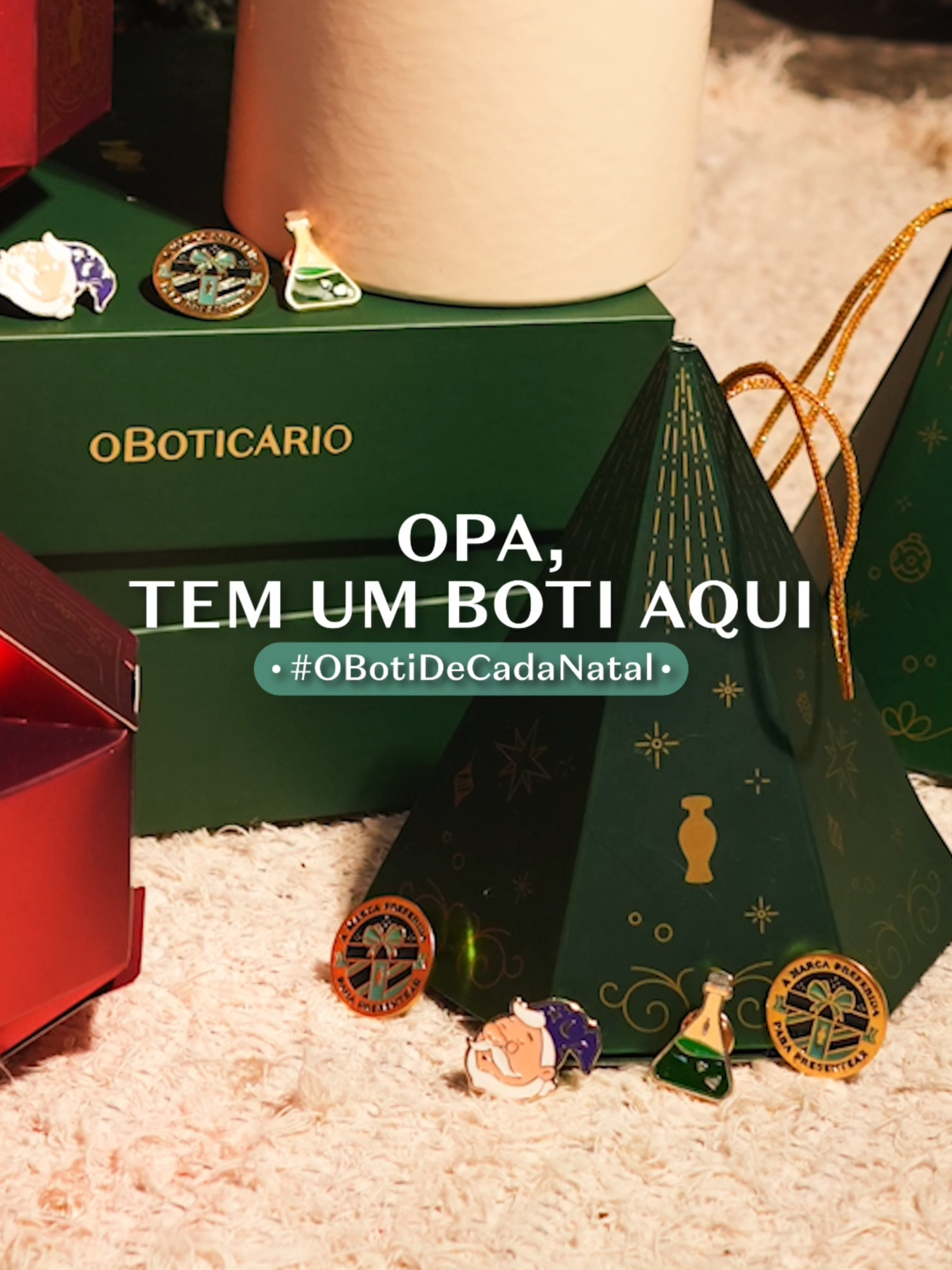 Eita, que eles aparecem em todo lugar mesmo, né? Não tem jeito, Natal é muito mais Natal quando tem o Boti aqui. #oBoticario #OBotiDeCadaNatal *Pins e embalagens especiais disponíveis apenas nas lojas conceito.