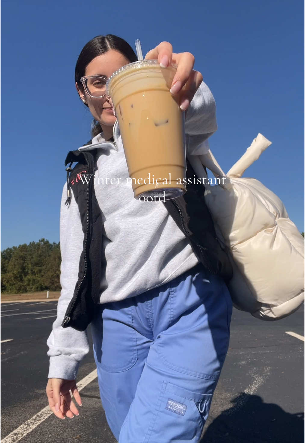 Trying to stay warm but always with a ice coffee 🥶  #medicalassistant#medicalassistantsoftiktok#OOTD#healthcare#fyp#icecoffee#healthcareworker#oncloud#peds#pediatrics#latinacontentcreator#scrublife#medicalassistantlife#workbag 