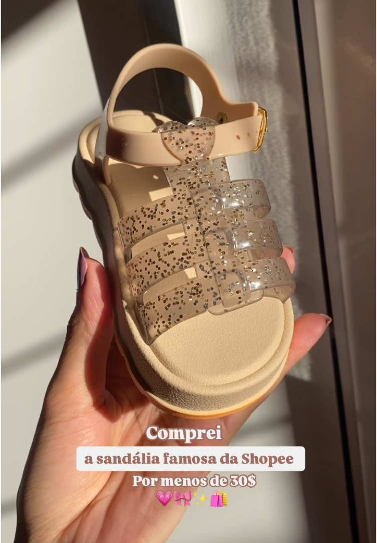 Uma gracinha 🥹💖🤏🏻 Bonitinha , barata e mega confortável   Paguei 29$ na da soso e 26$ na da ceci  O link esta na minha bio em “ links da shopee “ e não esquece de me seguir pra receber os próximos vídeos de comprinhas 😍  #maededuas #maedemenina #comprinhasshopee #comprinhas #achadinhosshopee #achadinhos 