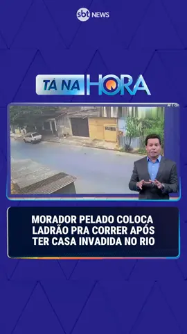 Imagens inusitadas, do Rio de Janeiro, recebidas pela equipe do Tá na Hora. Um morador de uma casa estava tomando banho quando foi surpreendido por um ladrão. Sem hesitar, o homem saiu do banheiro e colocou o criminoso para correr, sendo registrado pelas câmeras de segurança. | #sbtnews #tanahora #flagrante #pelado #banho Todas as notícias em https://www.sbtnews.com.br