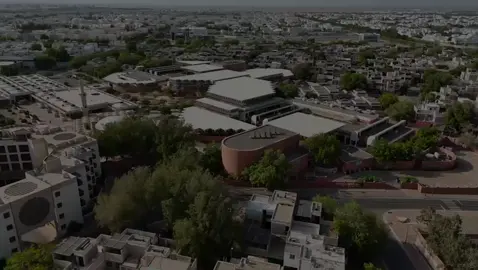 نلعبون دورًا حاسمًا في تشكيل تجربة الطالب التعليمية. فعلى سبيل المثال، الفصول الدراسية المصممة جيدًا توفر بيئة مشجعة ومحفزة على التعلم، حيث يمكن للطلاب التركيز بشكل أفضل والانخراط في الأنشطة التعليمية. كما أن وجود مناطق مفتوحة ومساحات خضراء في محيط المدرسة يمكن أن يعزز من رفاهية الطلاب ويشجعهم على المشاركة في الأنشطة الخارجية. بالإضافة إلى ذلك، توفر التكنولوجيا الحديثة في الفصول الدراسية فرصًا جديدة للتفاعل والتعلم المبتكر، مما يساعد الطلاب على اكتساب مهارات جديدة تساهم في إعدادهم لمستقبل ناجح.#روضة #اكسبلورexplore #الهيئة_الملكية #ينبع #وزارة_التربية #مدارس_ينبع 