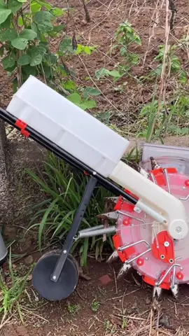 Vou usar uma plantadeira que vai me ajudar demais. Veja só! ... @campoonline  ... https://www.campoonline.com.br/produtos/plantadeira-e-adubadeira-manual-giratoria-de-precisao-brutal-bg-10-frete-gratis/