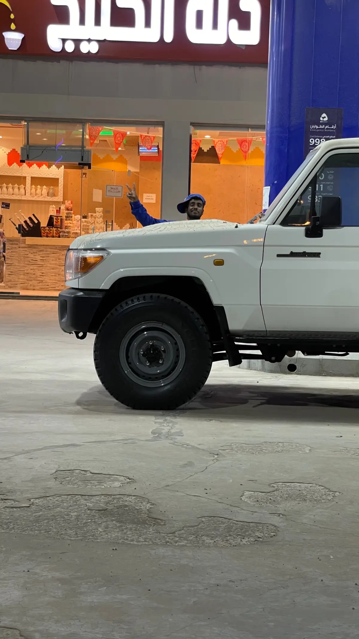 لاتحاول جرني بالذكريات ** عندي الحاضر عن الماضي اهم فيه احلامي وفيه الامسيات ** فيه انسى لوعتي وانسى الالم خلني في حاضري مافات مات ** ما أعود لعيشتن كله وهم ماتبي حبي امورك خافيات ** رجعتي لك ماوراه الا الندم عد كم وعدن تواعدنا وفات ** وكم زعلت وكم رضيت وكم وكم صار قلبك قاسي مثل الحصاة ** وحبي الفايض وطيته بالقدم قصرك بقلبي تعدا الناطحات ** والغريب انه على ايديك انهدم اكتب ابياتي في حبك وافيات **و ياخساره كل ما خط القلم ولو أخير بين موتي والحياة ** وانت في قربي تمنيت العدم  #عزازي #لاتحاول #الذكريات #بوليسي #ربع_بوليسي #ربع2008 #اكسبلورexplore #هاشتاق #ترند #لايكات 