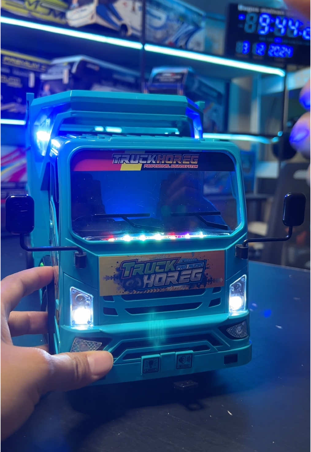 Truk oleng super jumbo bahan plastik tebal,full lampu + klakson telolet basuri,pintu bisa dibuka  #trukoleng #miniaturtruk #teloletbasuri #trukolengjumbo 