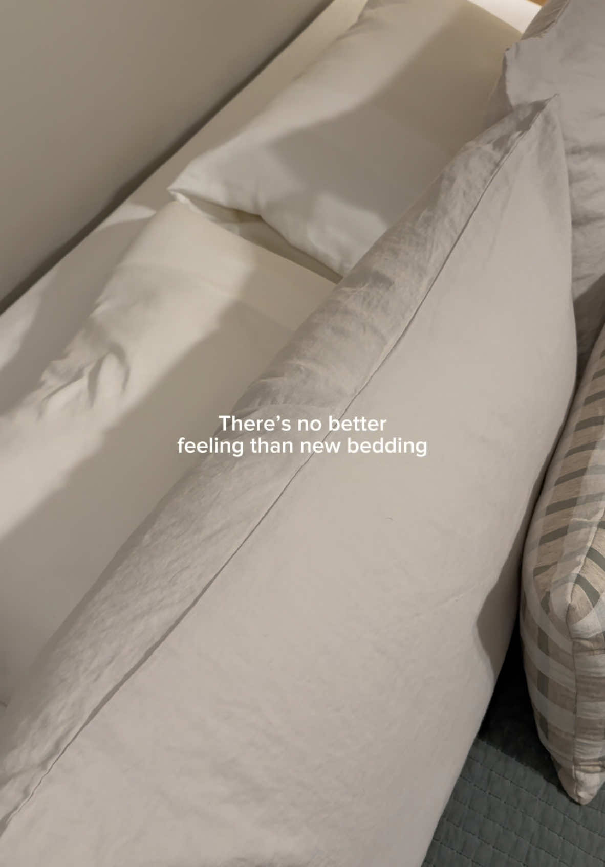 @onequince making my bedding dreams come true ☁️🪽✨ Use my code INFG-EMMA_SEGARS10 to get 10% off the softest + coziest bedding ever. #QuincePartner #beddingrefresh #cozybedding #bamboosheets #bedroomdecor #lifestylecontent #bedroomreset 