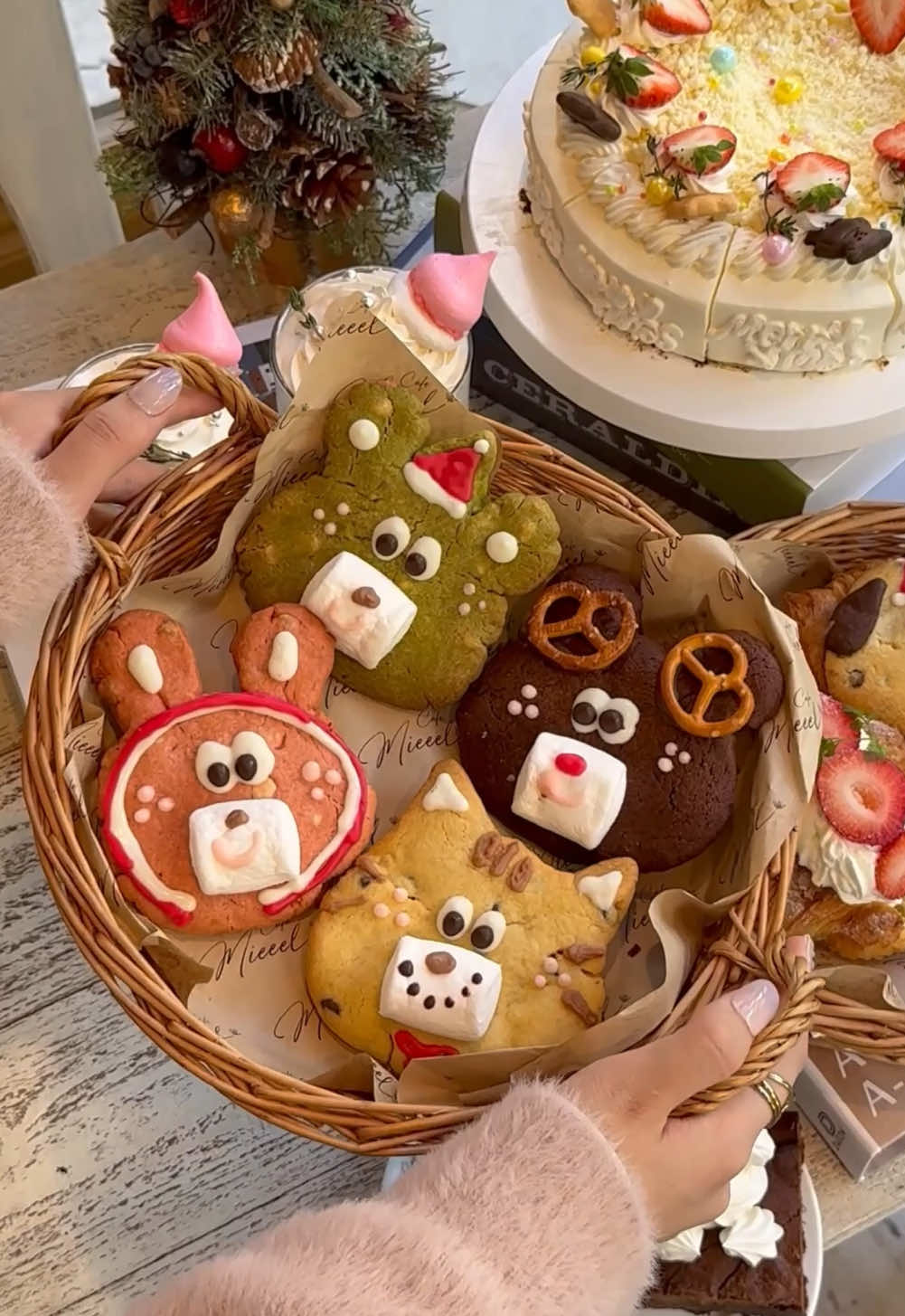 土日は大行列の人気カフェ🎅🏻♥️大阪の阿波座にある【Cafe Mieeel】サンタの帽子を被ったドリンクや定番メニューのリボンパンやクッキーがクリスマス仕様で可愛すぎた🐰❄️窓際の席が映えて可愛いからオススメ！保存必須🤫 #CafeMieeel #大阪カフェ #阿波座カフェ #クリスマスカフェ #おすすめ #推し活カフェ #大阪旅行 