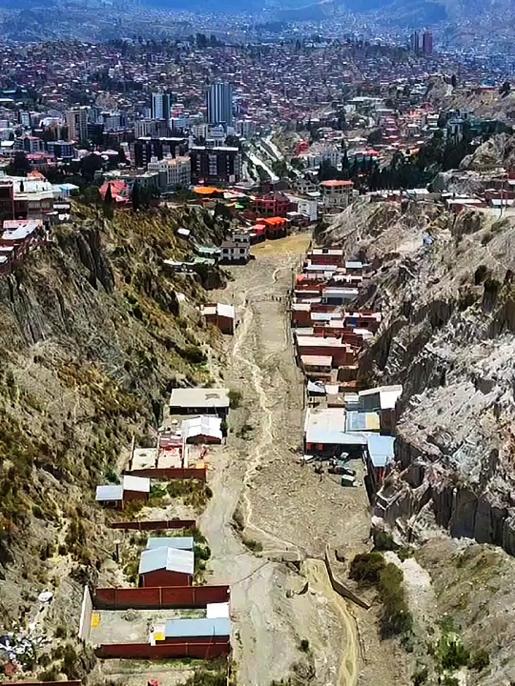 Casas inundadas por la mazamorra en la zona Bajo Llojeta de zona sur #bajollojeta #derrumbes #alerta #emergencia #zonasur #paratiiii #drone #videodrone 