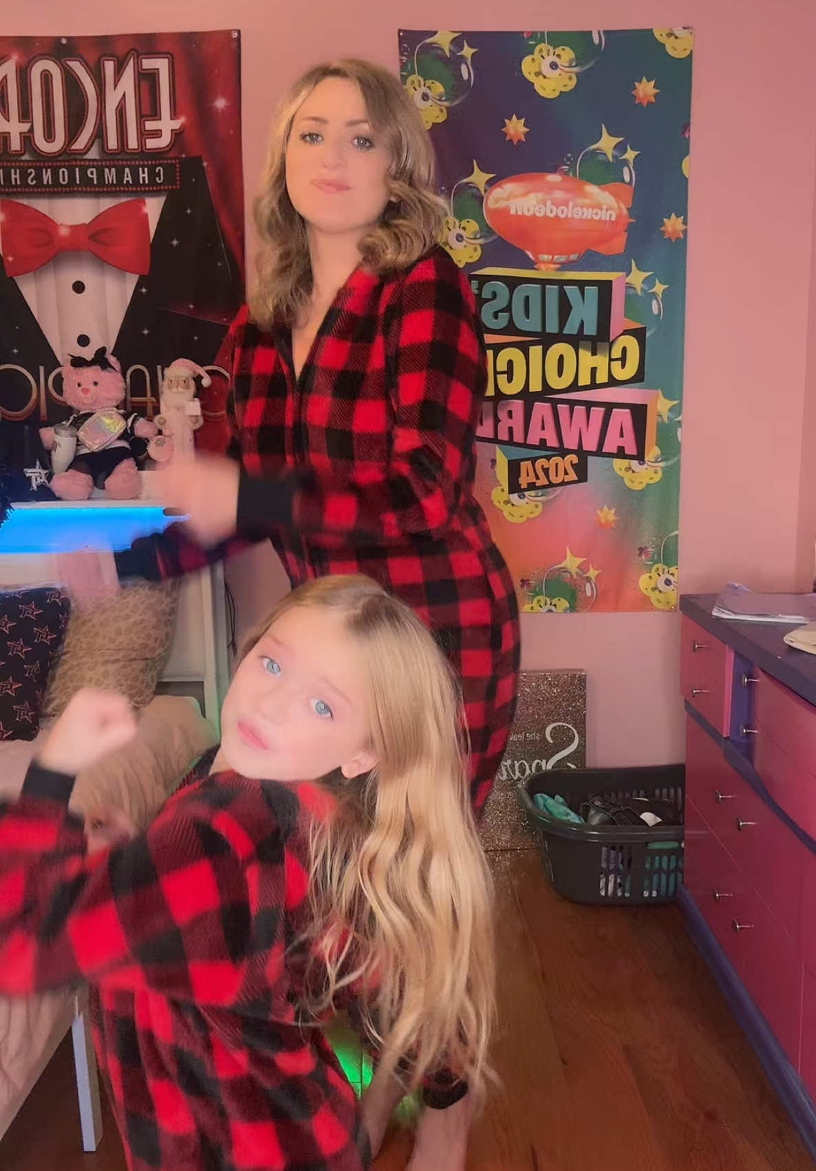 Mood because 22 days until Christmas.. but who’s counting?! 😝🎄❤️ #christmas #countdown #dancetrend #momanddaughter #matching 
