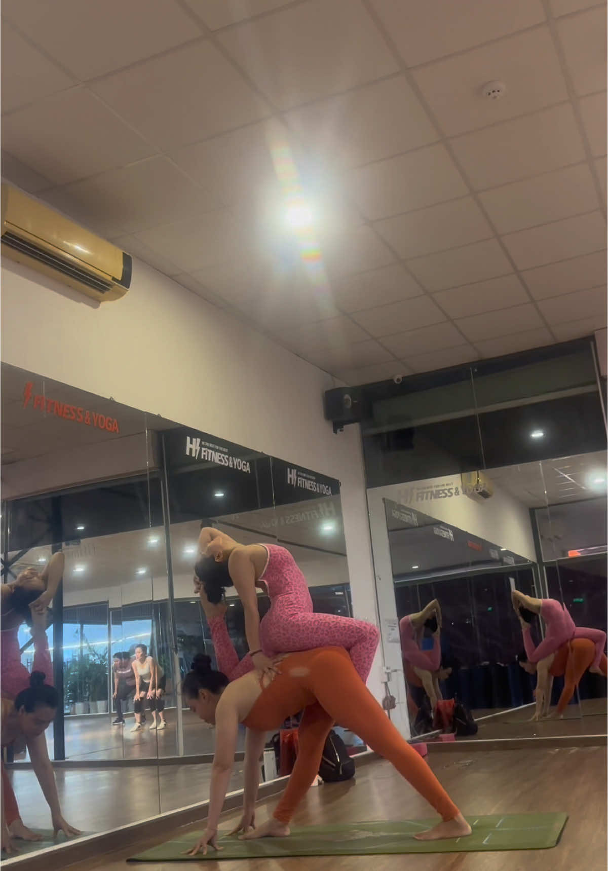 Yoga em ngã chị nâng 💃🏻💃🏻💃🏻 #TikTokLIVE #LIVE #ChanYoga #following #YogaTeam #following #yogapose #yogagiammo #capcut #giamcan #yogalove #handstand #relax #yogaflow #namaste #suckhoechomoinguoi #yogaoutfit #YogaTeam 