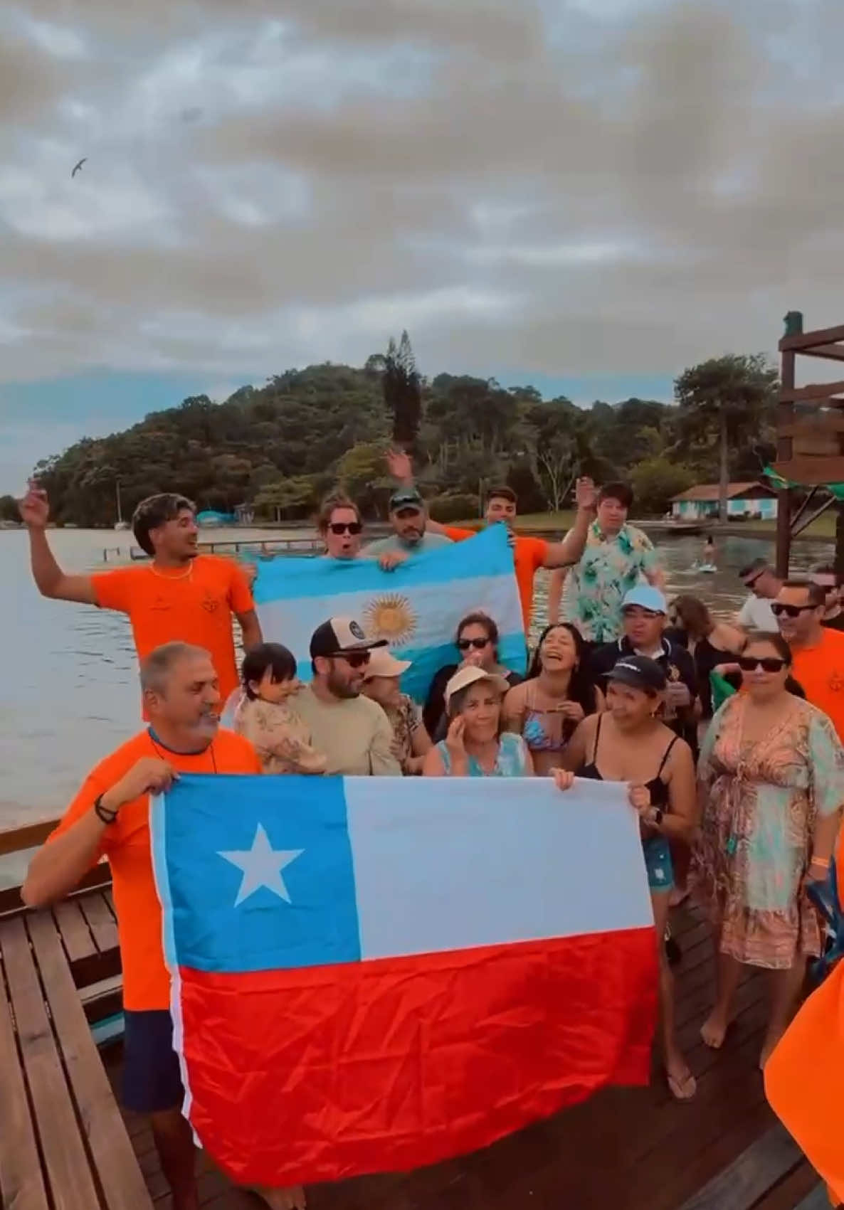 Pensas venir a Floripa de vacaciones?? No te podes perder de este paseo!                                            Es una de las experiencias más completas y divertidas 🤩🇧🇷                  El Catamaran con capacidad para 80  personas recorre las pisinas naturales de Barra de Lagoa en donde los pasajeros pueden apovechar para tomar un baño de mar deslisandose por los divertidos toboganes! Además de hacer una parada en la playa Paraíso dentro de la Lagoa da Conceição para ofrecerles a los pasajeros comida calentita y frutas, mientras los mas aventureros realizan las actividades acuaticas de Kayaks, Tablas de stad up, y snorkel! Todas actividades que estan incluidas en el paquete😍🙌🏻                                          Y vos que esperas para contactarnos? #floripa #agua #nadar #paratiiiiiiiiiiiiiiiiiiiiiiiiiiiiiii #muchaaventura #portomadero #floripa #ilhadamagia #verano 