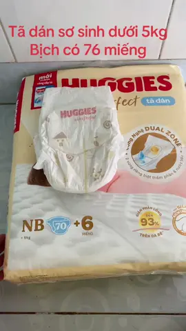 Combo 2 bịch tã dán size NB cho bé dưới 5kg, của Huggies. Date 2027