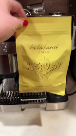 Calibrate my grinder with me! This step is ONLY needed when you switch out the brand of beans you are using in your machine. #coffeetiktok #ninjaluxecafe #teamwork #icedcoffee #coffee #nespresso 