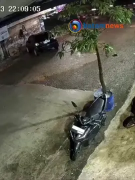 Batam kembali diresahkan dengan aksi pencurian motor yang terjadi pada Rabu malam, 4 Desember 2024, sekitar pukul 22.09 WIB. Peristiwa ini berlangsung di Bengkong Greentown, Blok P No. 01. Warga diminta untuk meningkatkan kewaspadaan, terutama dalam memarkir kendaraan bermotor. Kasus curanmor di Batam dilaporkan meningkat akhir-akhir ini, sehingga perlu adanya langkah preventif seperti penggunaan kunci ganda dan parkir di tempat aman. #beritabatam #batam #batamnews 