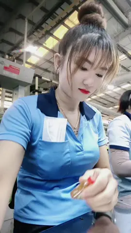 Đi làm còn mang theo chai nước hoa lạ lắm 🤣🤣##congnhan #congnhanngheo #vuivemoingay #thinhhanhxuhuong 