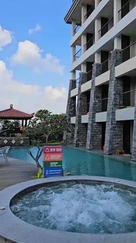 Selamat datang di tempat impian keluarga! Di sini, kita tidak hanya menawarkan kamar hotel yang nyaman dengan akses langsung ke kolam renang, tapi juga lingkungan yang ramah anak. Biarkan anak-anak menikmati kegembiraan berenang tanpa batas sementara orang tua dapat bersantai dengan harga yang terjangkau. Tidak ada lagi kompromi antara kenyamanan, kesenangan, dan kantong! Jadikan liburan Anda tak terlupakan bersama kami. 🏊‍♂️👨‍👩‍👧‍👦  #hotel #penginapan #villa #batu #kotabatu #staycation #kwb #hotelroom #interior #holiday #malang #kotamalang #jalanjalan #amazingmalang #hotellier #villabatu #cottage #resort #romantic #honeymoon #travel #superior #weekend #poolside #superior #hotel #pool #mountain #nature 