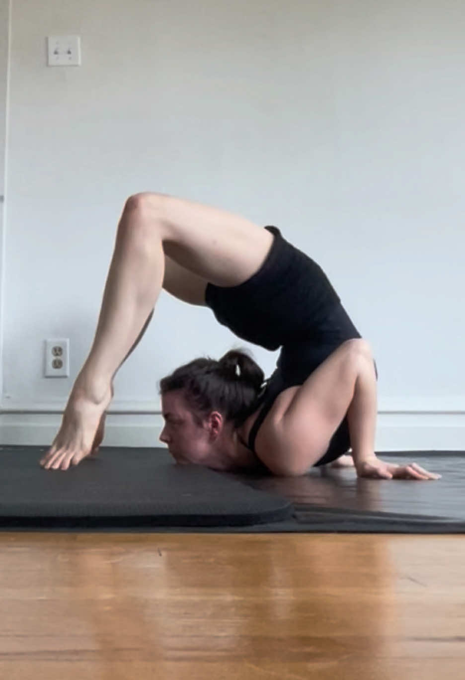 The quest for sitting on my head. I do a lot of different kinds of stretches before getting into a chin stand.  #stretching #flexibility #splits #backbend #backstretches #legstretches #contortion #ballet #dancer #motivation 