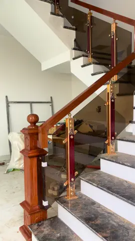 Cầu thang kính màu trà 