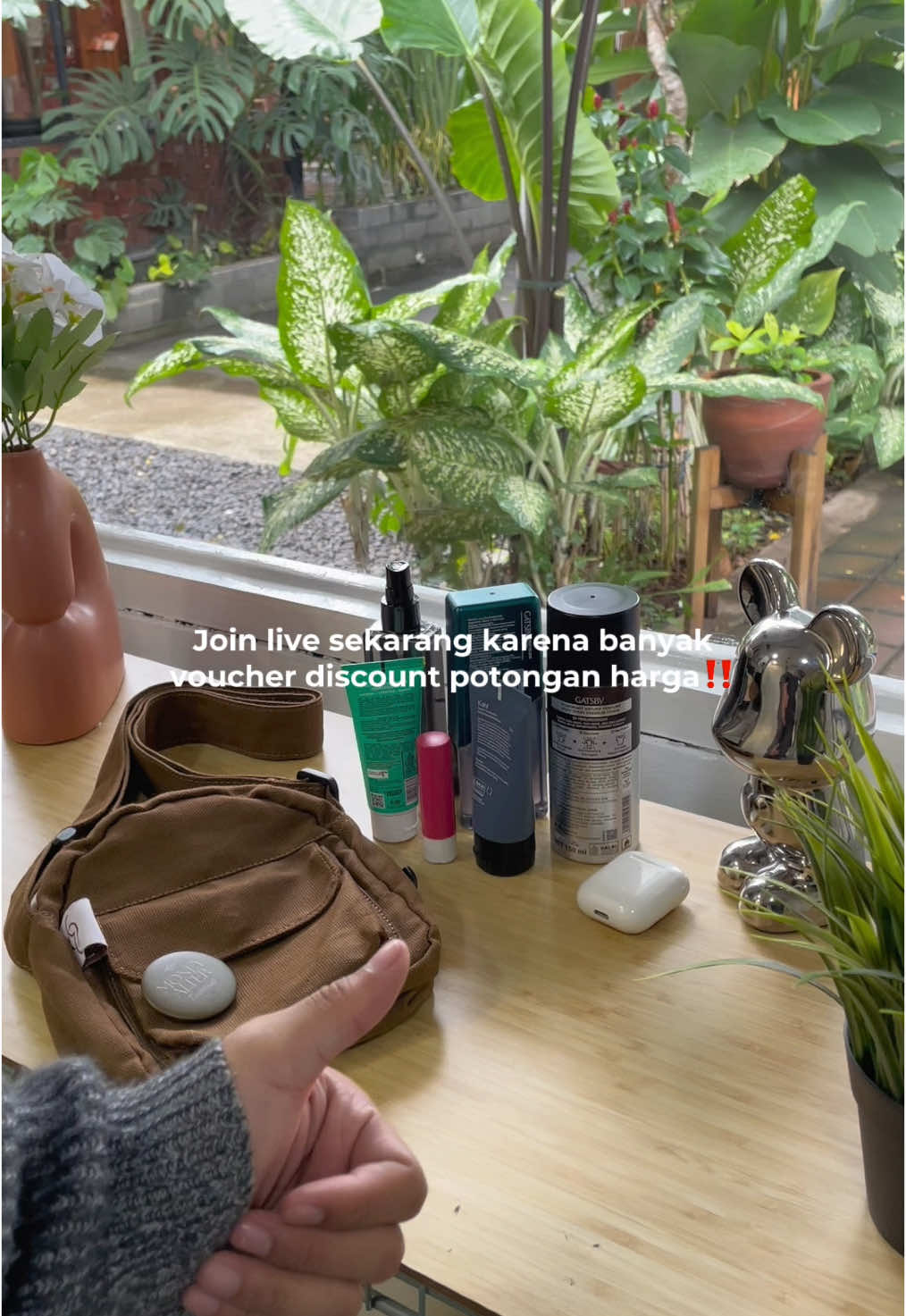 Tas kecil lucu dan bisa muat banyak barang ya bun bag😌 #moneyalteressentials #rekomendasi #outfitideas #megaguncang1212 #outfitinspo #MegaGuncang1212 #outfit #grwm #fypage 