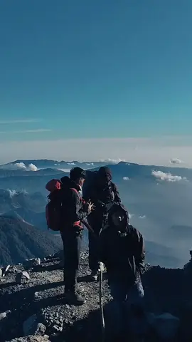ada spot foto baru Lo di puncak Semeru 🤗 #semeru #sevensummitindonesia #sunrise 