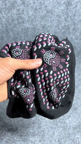 Telapak kaki terasa pegal atau bengkak? Kaos Kaki Penghangat Magnetic hadir untuk solusi lengkap kesehatan kakimu! Dengan kristal turmalin yang memanaskan secara alami, kaos kaki ini bantu melancarkan aliran darah, meredakan nyeri, dan menjaga kakimu tetap hangat. Terbuat dari katun lembut, nyaman dipakai kapan saja. Klik beli sekarang dan rasakan pijatan alami yang memanjakan setiap langkahmu! 