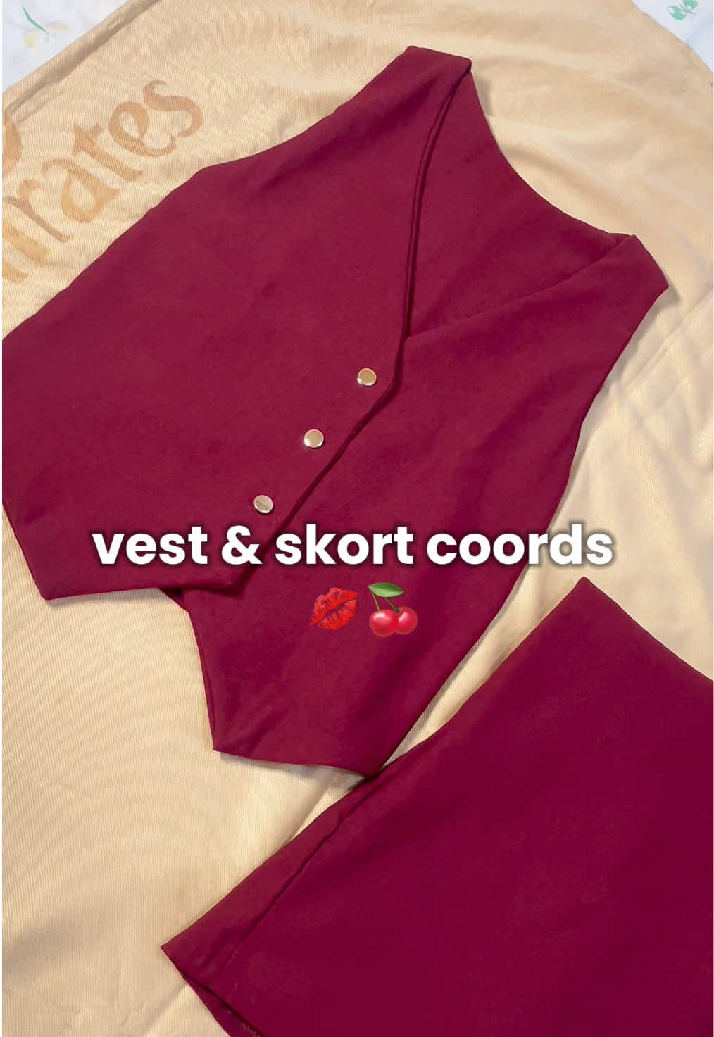 Christmas outfit idea🎄♥️🥀 #christmasoutfit #coords #redoutfit #titaoutfits #christmasoutfitideas #fyp #christmasparty #ternooutfit #redtop #skort #holidayoutfit 