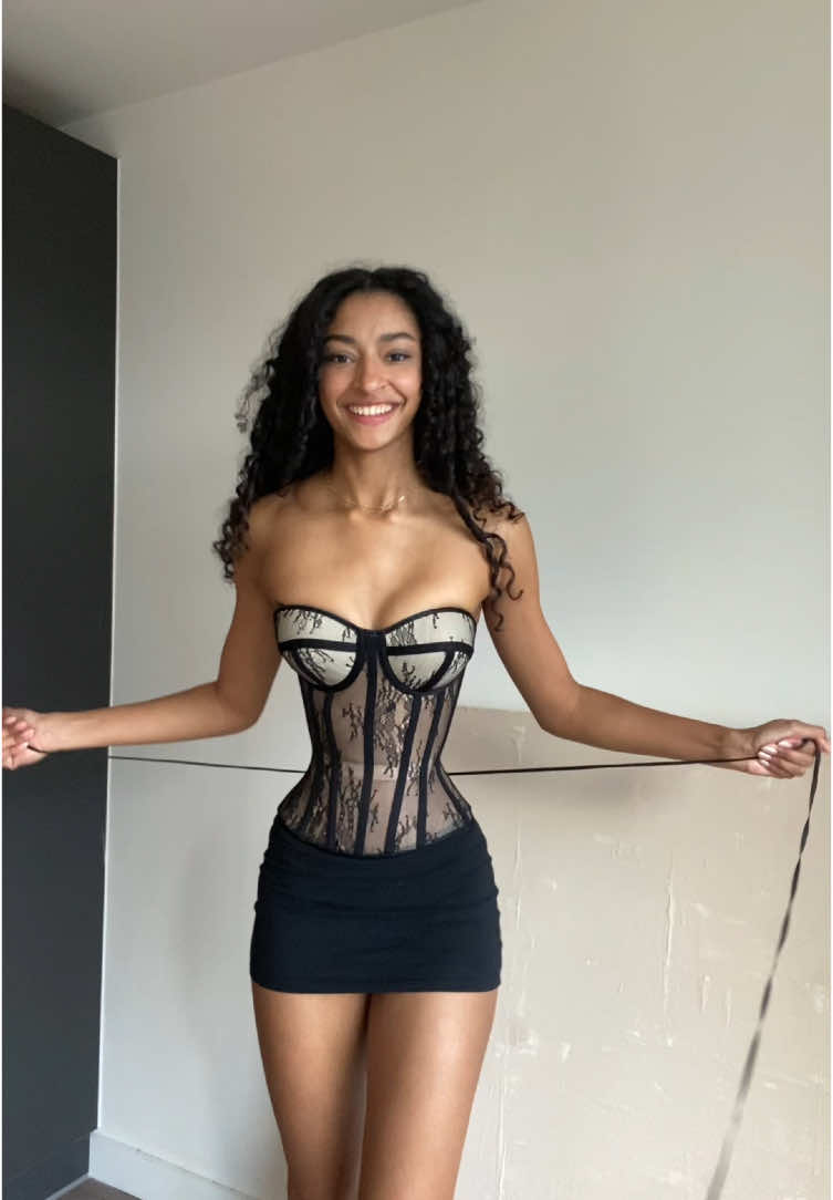 Waist gone missing @Perfect Corset NY Clothing use code RUE for 20% off #corset #smallwaist #mywaistismissing 