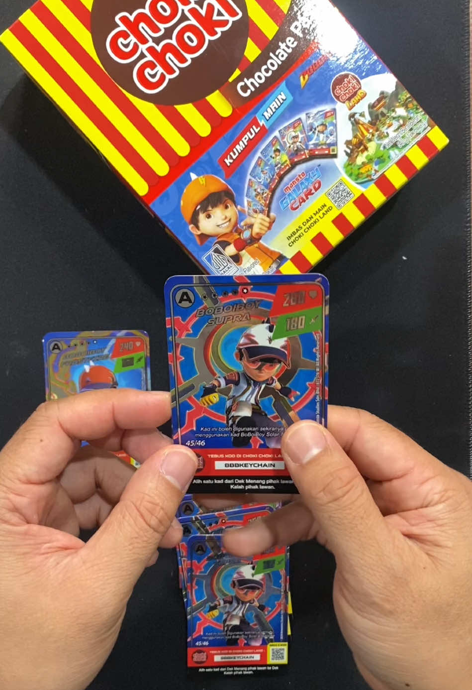Kali ni kita try unboxing box choki-choki expired date: 3/11/2025.. Kod: *2**… box yang boleh aku kata kali ni yang betul2.. “God Pack” sebab ada 11 kad Boboiboy Supra, 1 kad Boboiboy Frostfire.. kod untuk box ni boleh check dalam video ni.. semoga post kali ni boleh bantu korang yang masih collect kad jenis ni.. bantu like & share..tq.. #boboiboy #boboiboygalaxy #boboiboyofficial #chokichoki #boboiboysupra #boboiboyfrostfire #fyppppppppppppppppppppppp #godpack 