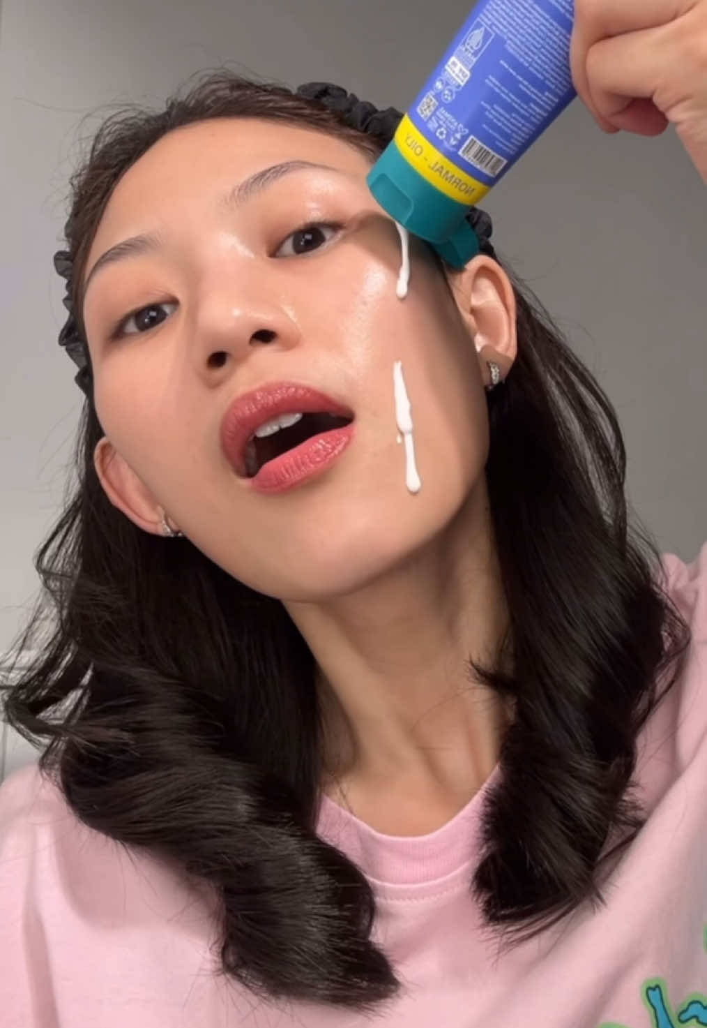 aku nobatkan sebagai sunscreen tercair sih ini! kayak air banget langsung nyatu & ringan! 😙✨ #sunscreen #SPFSpecialist @Amaterasun 