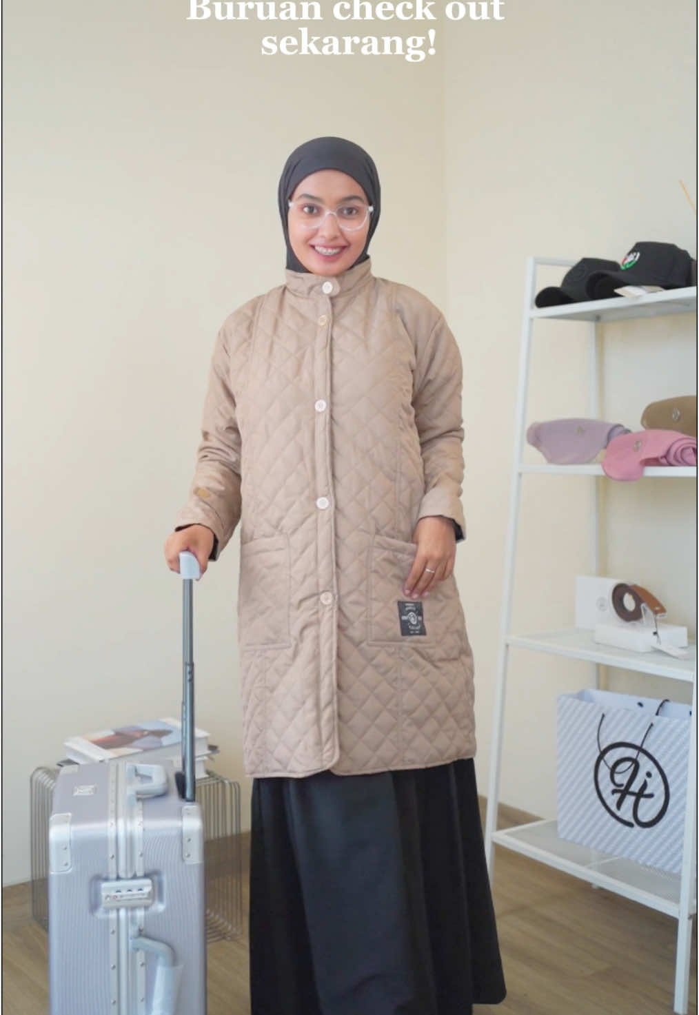 Tetap hangat selama umroh dengan Belva series✨ Jaket puffer premium yang hijab friendly. Jangan lupa check out! . . #hijacket #jakethijaber #jaketpuffer 