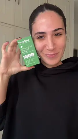 BEESLINE SEBUM-CONTROL BALANCING SERUM 30ML بيزلين سيروم للتحكم في الدهون 30 مل يحتوي مصل موازنة التحكم في الدهون على 2%.  حمض الساليسيليك، أفضل BHA للبشرة الدهنية والمعرضة لحب الشباب الجلد، و2.5% حمض اللاكتيك، وهو أخف حمض ألفا هيدروكسي  فعال للغاية في تلاشي ندبات حب الشباب. إنه يهدئ ويرطب البشرة أثناء التنظيف  المسام وتقليل ظهور البقع العمرية. لبشرة متوازنة لا تشعر بالتوتر.  √ جميع منتجاتنا أصلية 100% سعر القطعه جمله 12 الف
