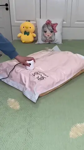 Travel vacuum sealer bag travel storage organizer resealable compressed bags electric vacuum pump real display #electricvacuumpump #travelvacuumbagstorage #clothstorage #quiltstorage 