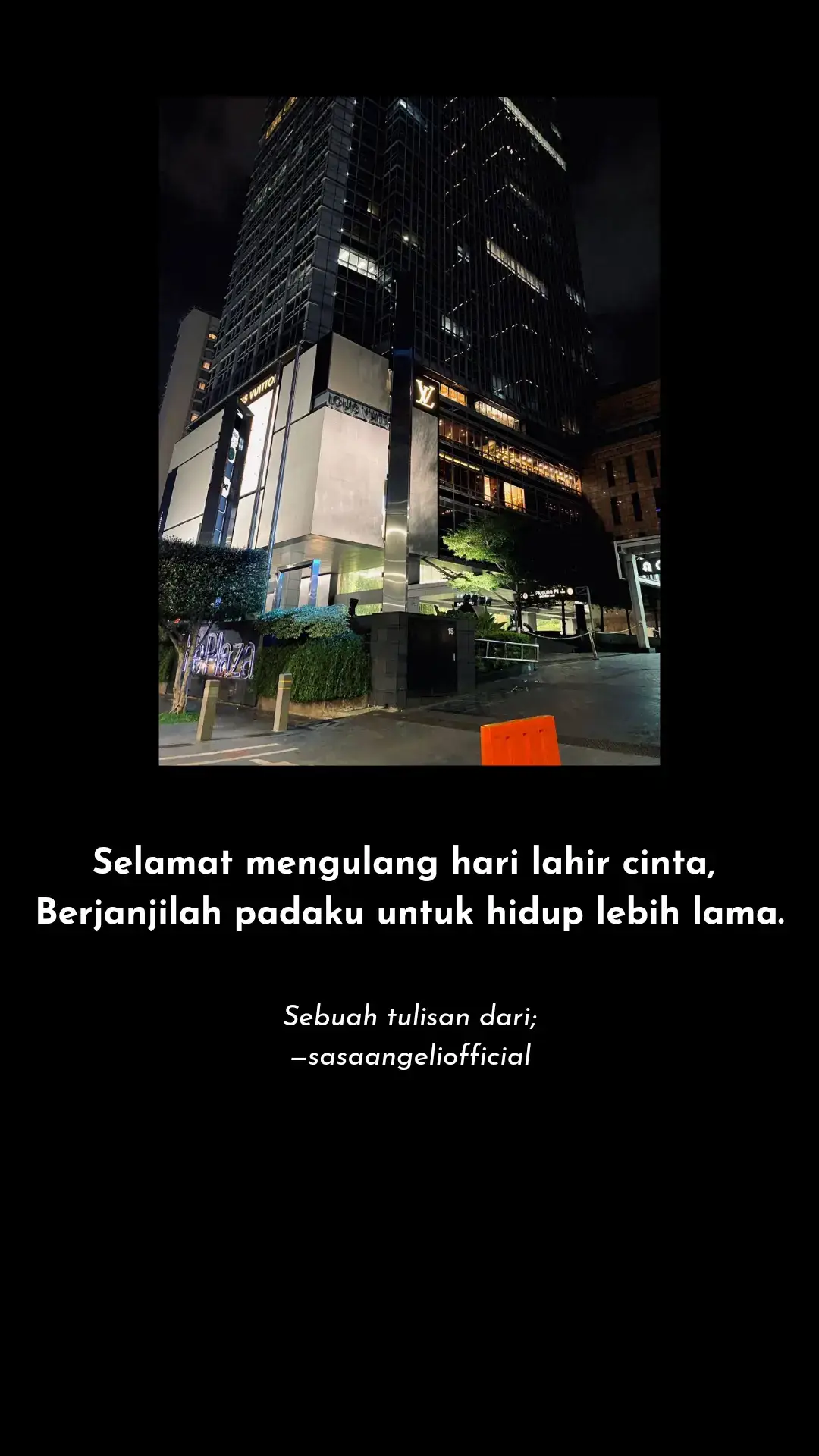 Dear kekasihku,  Manusia yang kusemogakan agar senantiasa sehat dan bahagia selalu.  Aku menulis surat ini ketika hujan sedang mengunjungi bumi. Sebagian orang percaya bahwa doa akan mudah dikabulkan dan aku adalah salah satu manusia yang berharap pada keajaiban itu sekarang.  Selamat mengulang hari lahir kekasihku,  Selamat mengarungi kisah kasih di lembar kehidupan yang baru.  Kalau ditanya hal apa yang paling kusyukuri dalam hidup ini, maka pertemuan kita akan menjadi salah satunya. Kalau ditanya hal apa yang paling kutakutkan hilang dalam hidup ini, maka tidak melihatmu keesokan harinya adalah salah satunya. Aku menggantungkan banyak harapan padamu; tentang bagaimana masa depan kita nanti dan bagaimana caranya agar kita bisa terus saling memiliki.  Jatuh cintaku kali ini rasanya lebih tenang, aku tidak menyimpan banyak kekhawatiran. Jatuh cintaku kali ini rasanya lebih aman, aku tidak menyimpan banyak ketakutan. Ternyata jatuh cinta pada seseorang yang tepat akan membuat hidup kita terasa lebih lengkap. Bahkan kini ganjilku berubah menjadi genap. Air mataku yang sering tumpah, kini menjadi bulir kebahagiaan yang tak mengenal jumlah. Aku sudah terlalu banyak kehilangan orang-orang dari hidupku, maka dari itu aku selalu memohon pada Tuhan untuk tak mengambilmu dari sisiku. Aku sudah terlalu sering merelakan kebahagiaanku, maka dari itu aku selalu memohon pada Tuhan untuk tak merenggutmu dari pelukku. Di kehidupan yang sekali ini, aku ingin sekali bisa menghabiskannya dengan seseorang yang aku cintai. Seseorang yang sudah tahu kekuranganku, tapi tak pernah berniat untuk meninggalkan aku.  Aku tahu banyak manusia yang lebih baik dariku. Aku juga tahu banyak manusia yang lebih pantas untuk mendampingimu. Tapi kalau boleh aku meminta, aku ingin kita terus bersama. Aku ingin kita melewati suka dukanya hidup ini berdua. Mungkin aku memang bukan seseorang yang kamu dambakan, tapi aku ingin terus belajar untuk bisa menjadi seseorang yang kamu butuhkan. Tolong hidup lebih lama untuk banyak mimpi yang sudah kita rencanakan. Tolong bertahan lebih lama untuk banyak waktu yang akan kita habiskan.  Semoga kamu sehat dan bahagia selalu,  Semoga dimudahkan segala urusanmu untuk menggapai mimpimu,  Semoga kebaikan dan kebahagiaan senantiasa memeluk hidupmu,  Dan semoga kamu selalu tahu bahwa aku akan terus mencintaimu. —sasaangeliofficial #sasaangeliofficial #fyp #fypage #trending #quotes #4u #4upage #sadstory #sadvibes #Love #loveyou #cinta #couple #galaubrutal #viral #viralvideo 