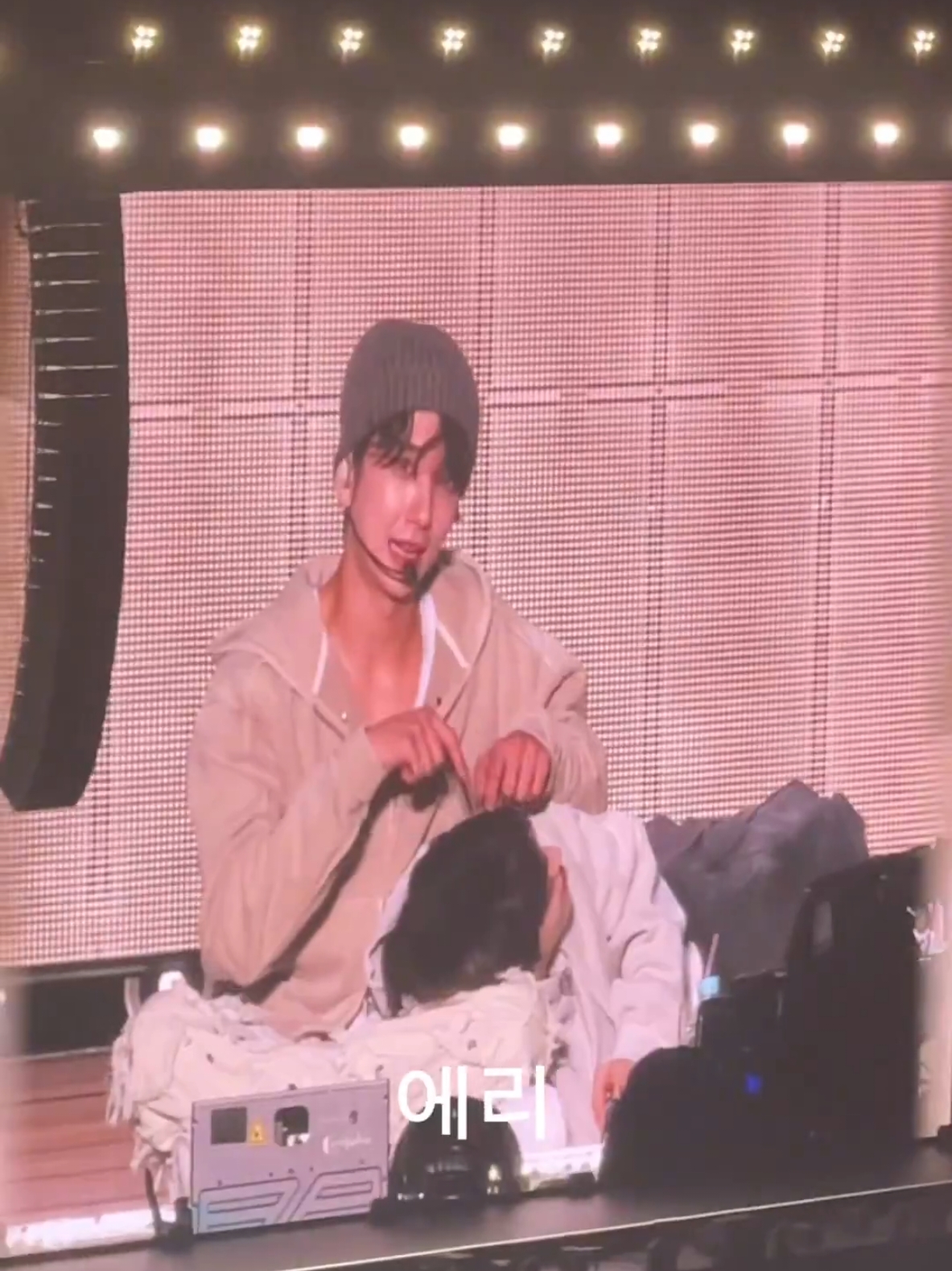 CONFIRMED: scoups is joshua’s baby 😭😭😭 look at baby cheol lying down on shua’s lap ㅠㅠㅠㅠ then there’s shua pointing at him ㅋㅋㅋ F now i miss jeonghan 😭 #조슈아 #JOSHUA #에스쿱스 #SCOUPS