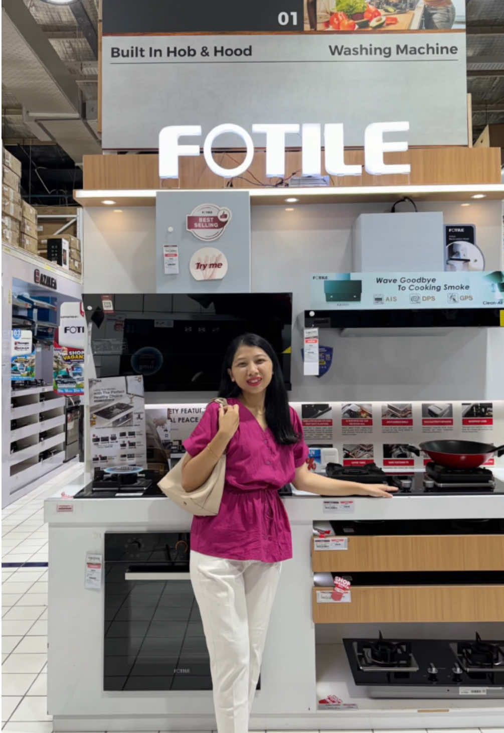 Ada Penghisap Asap Dapur cuma dengan Melambaikan Tangan 😱 ———————————————- Moms, sekarang aku lagi ada di Mitra 10 Jakabaring, Palembang dan aku amazed banget liat peralatan rumah tangga dari @fotile_indonesia ~  Mulai dari Range Hood nya yang canggih banget dengan melambaikan tangan aja bisa langsung bekerja. Ada juga Oven, Kompor dengan design yang unik & berbagai varian seperti kompor listrik, kompor induksi, dan kompor gas yang bisa disesuaikan dengan kebutuhan kita. Jujur dengan varian warna netral  alat rumah tangga Fotile ini buat dapur jadi estetik 🤗 Moms, mau samaan kayak aku punya produk rumah tangga dari Fotile yuk kepoin Instagram nya @fotile_indonesia dan kunjungi Mitra 10 Jakabaring ya! 🥰  Lokasi : 📍 Mitra 10 Jakabaring	 Jl. Gub H Bastari, 15 Ulu, Kecamatan Seberang Ulu I, Kota Palembang, Sumatera Selatan 30251 @Fotile Indonesia  #homeliving #palembang #momsfluencer #alatrumahtangga #fotile #rangehood #kompor #oven