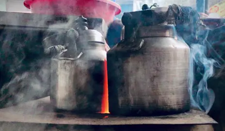 ভীষণ অরুচিকর তবুও খেয়ে চলেছি আস্ত জীবনের আয়ু .. তারপর একটা মানুষ আসবে। কথার যাদুতে আকৃষ্ট করে রাখবে। গভীর রাত অবধি কথা বলবে। ঘন্টায় ঘন্টায় মেসেজ কিংবা ফোন করে খোঁজ নিবে কি করছো? সময় মতো খেয়েছো কি না জানতে চাইবে, মন খারাপে গান হবে,কবিতা হবে। তোমাকে শোনাবে পৃথিবীর তাবৎ হাসির কথা। তুমি মুগ্ধ হবে। বুকের যে পাশের জায়গা টুকুন খালি ছিলো সেই পাশের জায়গা টুকুন দখল করে নিবে।  তারপর প্রথম আঙ্গুল ছোঁয়া, প্রথম জড়িয়ে ধরা, প্রথম ভালোবাসি বলা, প্রথম চুমু। তুমি হবে অন্ধ সে শেকল পড়িয়ে তোমার অন্ধ চোখে প্রেম আকঁবে। অদৃশ্য মায়া সেঁটে দিবে তোমার নরম মনের এক কোণে, মনে হবে এই'তো সুন্দর জীবন। এই'তো সুখ, আমি তো অমন'ই চেয়েছি সবসময়। বিশ্বাস করবে মানুষটা হারিয়ে যাবে না কোথাও।  তারপর দেখবে আচমকা মানুষটা তোমার বিশ্বাসের ঘরে আগুন দিয়ে ভীষণ অহংকারী ট্রেনের মতো সোজাসাপ্টা চলে যাবে। ফিরবে না আর। ফেরানোর হাজার চেষ্টা করেও তুমি ব্যার্থ হবে।  আসলে মানুষ তাদের প্রয়োজনে পাহাড়,পর্বত, সমুদ্র ভেঙে চুরে কাছে আসে,পাশে বসে,ফের প্রয়োজন ফুরালে ছুঁড়ে ফেলে ট্রেনের মত পিছনে না তাকিয়ে সোজা বনবাস চলে যায়!! #fypシ゚viral #fffffyyyyyyypppppppppppppp #foryoupage #video 