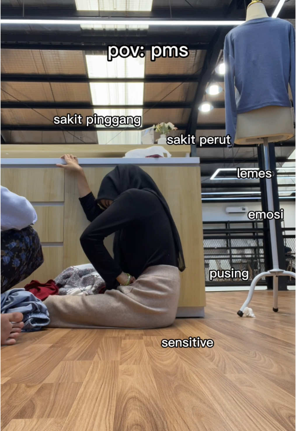 Plis banget kalo day 1 udah ga ketolong banget😭😭 #pms #nyerihaid #worklife 