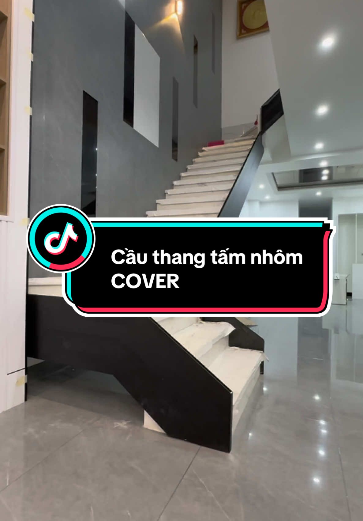 Cầu thang tấm nhôm COVER bản 400 màu đen, kính trà cường lực không tay vịn#bienhoadongnai #Cửa nhôm Biên Hoà#Cầu thang tấm nhôm COVER Biên Hoà