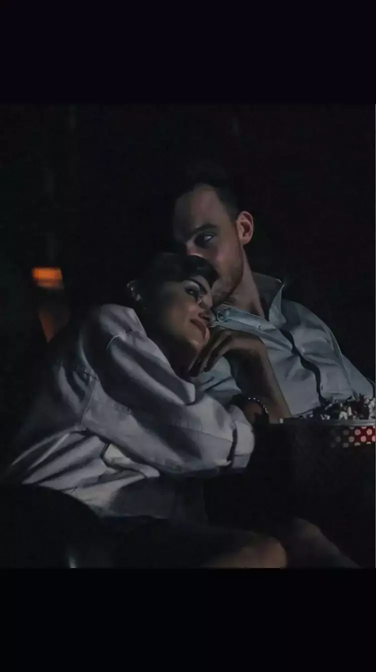 Anh biết không ??  Hôm đó Em đã ngắm nhìn bóng dáng Anh thật lâu thật lâu, lặng lẽ đưa tay vuốt ve nhẹ nhàng từng đường nét trên khuôn mặt Anh Chạm thật khẽ vào đôi môi mềm ấy nơi từng trao Em những lời yêu thương ngọt ngào, nơi từng khiến trái tim Em run lên vì hạnh phúc...  Nhìn thật lâu, thật sâu vào ánh mắt ấy, nơi mà đã từng chỉ hướng về riêng Em... nơi chỉ  từng phản chiếu hình bóng Em – duy nhất, đặc biệt, và không thể thay thế. Nếu biết trước đó là lần cuối cùng Em sẽ nắm thật chặt đôi tay ấy, không phải để níu kéo Anh mà là để cảm nhận những ấm áp sau cùng Em có thể có được trước khi thế giới của Em không còn ở bên cạnh Em nữa...  Nếu biết trước đó là lần cuối Em sẽ ôm Anh thật lâu thật lâu để có cảm nhận từng nhịp tim Anh thứ âm thanh đã từng là bản nhạc dịu êm ru em vào những giấc ngủ ngon, chậm chậm lắng nghe từng hơi thở của Anh … Nếu biết trước lần đó là lần cuối thì có lẽ Em sẽ không rơi lệ mà thay vào đó là nở nụ cười thật tươi để sau này khi Anh nhớ về, đó sẽ là hình ảnh của cô gái nhỏ của Anh chào Anh lần cuối bằng cả sự mạnh mẽ, ấm áp nhưng vẫn rất dịu dàng … Người ta vẫn hay nói là 