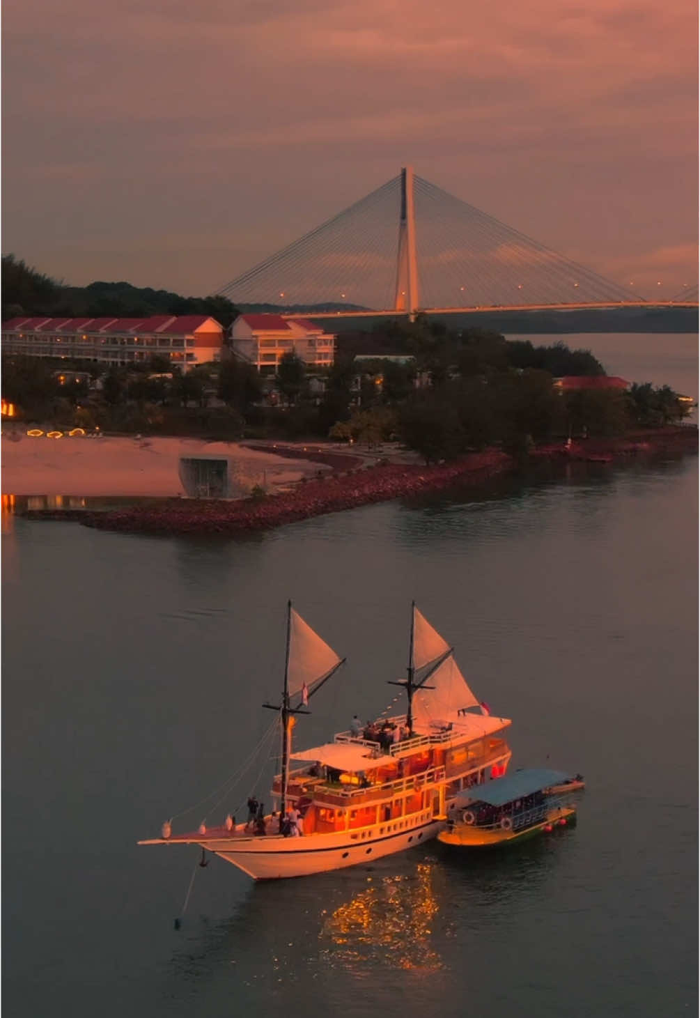 Kapal Pinisi di Batam, cantik nya poolll 🤩🤩 📍Jembatan barelang, Batam, Kepulauan Riau Cr/Pesona Indonesia #WonderfulIndonesia #DiIndonesiaAja