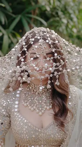 Adorned in tradition, radiant with love @aakrutisejpal looked stunning on her wedding day 🤍 Shot by: @raabta.studios Makeup by: @savleenmanchanda Kaliras by: @kalirasbymrinalinichandra Styled by: @mohitrai and @styledbychandani Jewellery by: @thehouseoframbhajos