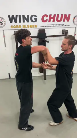 Wing Chun in Esslingen – Präzision und Effizienz lernen! 🥋 Wing Chun ist mehr als nur Selbstverteidigung – es basiert auf den Prinzipien eines Waffensystems. In diesem Video zeigen wir effektive Handkantentechniken zum Hals und ihre Verbindung zu Messeranwendungen. 🗡️ 🌐 Mehr erfahren: www.wingchun-elsner.de 📍 Berkheimer Str. 30, 73734 Esslingen am Neckar (Stuttgart/Germany) #WingChun #MartialArts #KungFu #Selbstverteidigung #WingChunEsslingen #CordElsner #KungFuReise #ChiSao