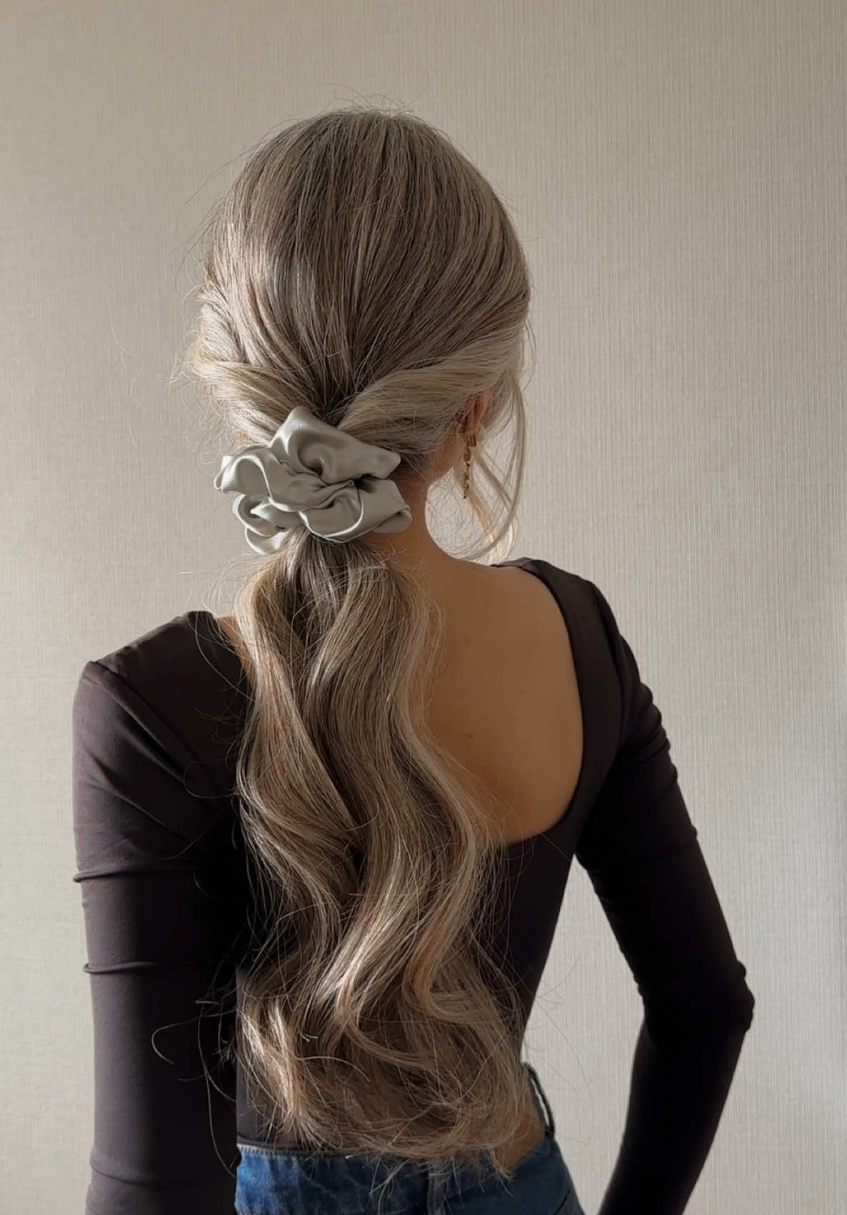 Cozy scrunchie hairstyle  Scrunchie @L'atelier chouchou  #easyhairstyles #natrualhair #schoolhairstyles #girlhairstyle #classystyle #heatlesscurls #scrunchiestyle #lowponytail #bohostyle 